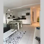 App Le Rocazur Avec Piscine Et Parking En Bord De A 500m Du Centre Apartment Menton