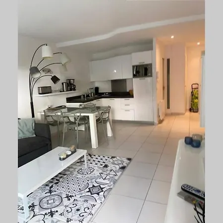 App Le Rocazur Avec Piscine Et Parking En Bord De A 500m Du Centre Апартаменты Ментона